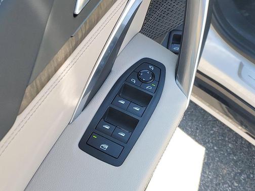 Mineral White Metallic 2023 BMW X1 xDrive28i