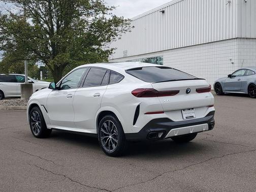 Alpine White 2027 BMW X6 xDrive40i