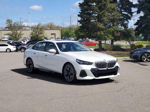 Mineral White Metallic 2026 BMW 530 xDrive
