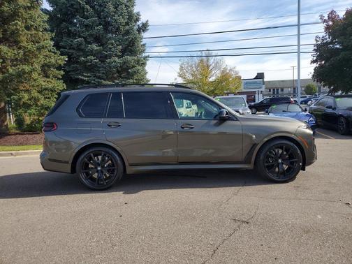 Manhattan Green Metallic 2027 BMW X7 M60i