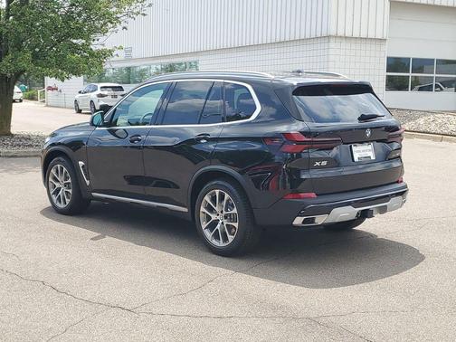Black Sapphire Metallic 2026 BMW X5 xDrive40i