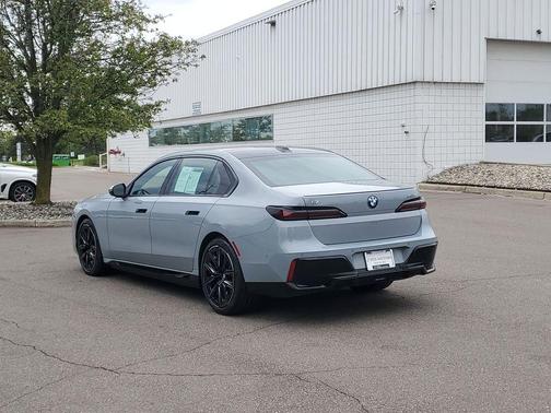 Brooklyn Grey Metallic 2023 BMW i7 xDrive60