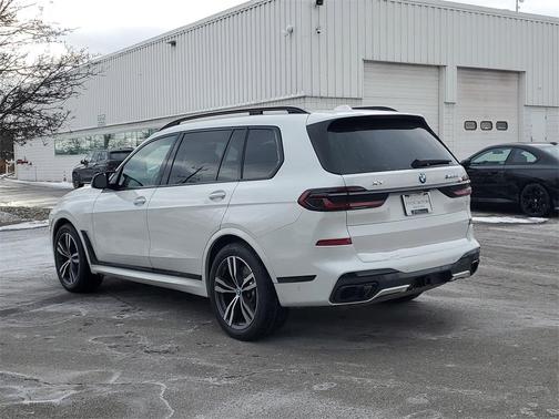 2025 BMW X7 M60i