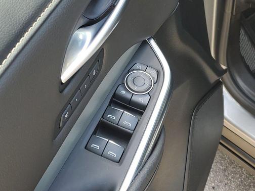 Argent Silver Metallic 2023 Cadillac XT4 Premium Luxury