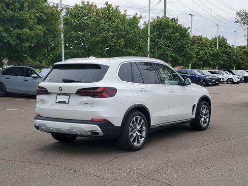 Mineral White Metallic 2024 BMW X5 xDrive40i