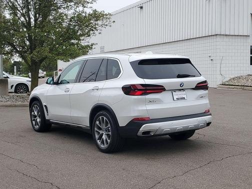 Mineral White Metallic 2024 BMW X5 xDrive40i
