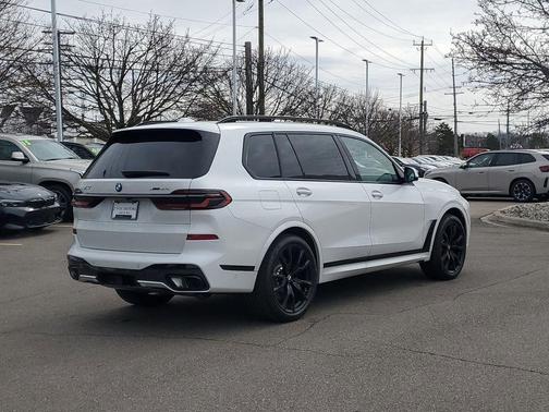 Mineral White Metallic 2026 BMW X7 xDrive40i