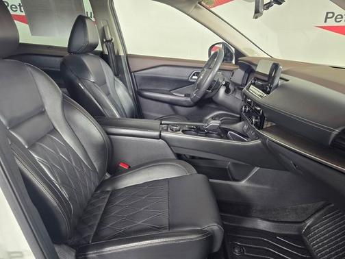 2 Tone White / Black Roof 2023 Nissan Rogue Platinum