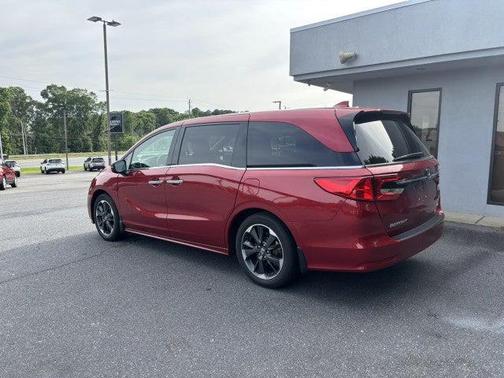 Radiant Red Metallic II [Red] 2022 Honda Odyssey Elite