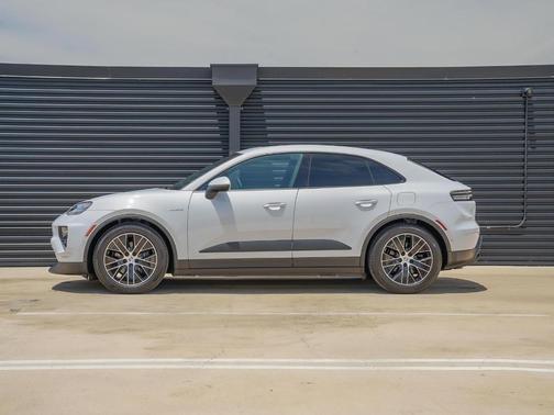 2025 Porsche Macan Base