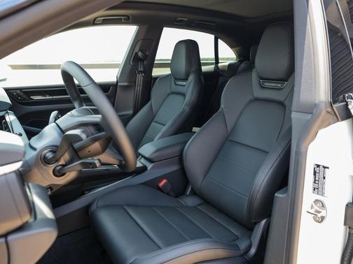 White 2025 Porsche Macan Base