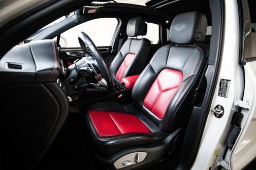 White 2021 Porsche Macan Base