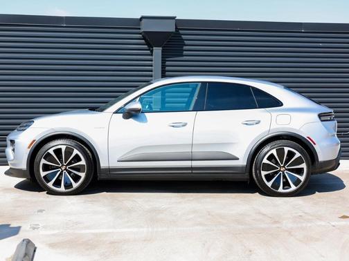 2025 Porsche Macan Base