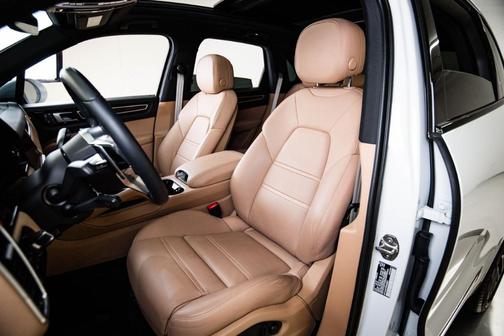 Carrara White Metallic 2023 Porsche Cayenne Platinum Edition