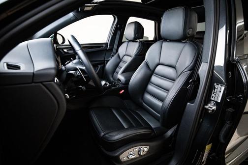 Volcano Grey Metallic 2026 Porsche Macan