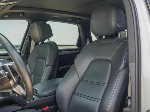 2023 Porsche Cayenne Platinum Edition