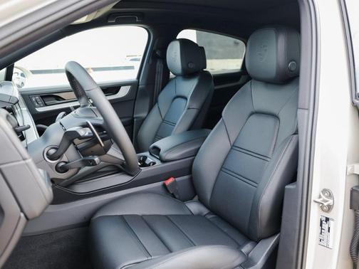 2025 Porsche Cayenne Base
