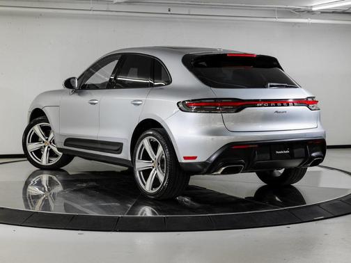 Dolomite Silver Metallic 2025 Porsche Macan