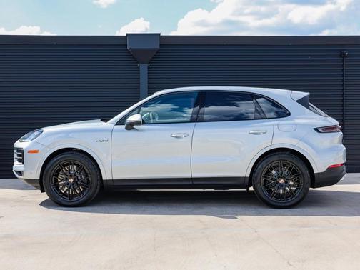 2025 Porsche Cayenne AWD