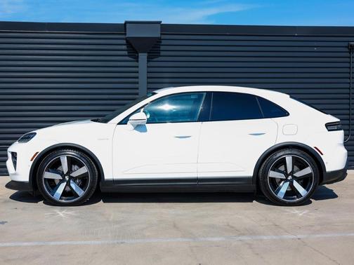 2025 Porsche Macan Base