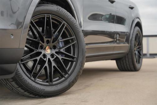 2025 Porsche Cayenne AWD