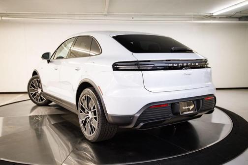 Ice 2026 Porsche Macan Base