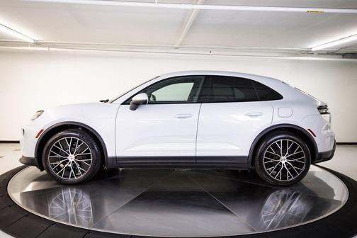 Ice 2026 Porsche Macan Base