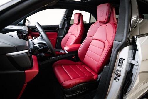 Ice 2026 Porsche Macan Base