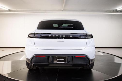 Ice 2026 Porsche Macan Base