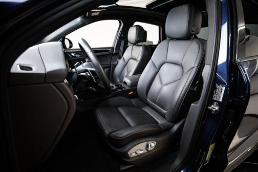 Gentian Blue Metallic 2025 Porsche Macan