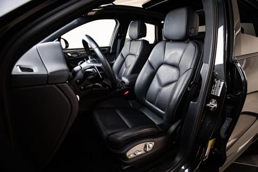 Volcano Grey Metallic 2022 Porsche Macan Base