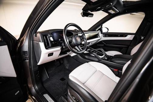 Quartzite Grey Metallic 2024 Porsche Cayenne AWD