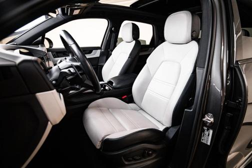 Quartzite Grey Metallic 2024 Porsche Cayenne AWD