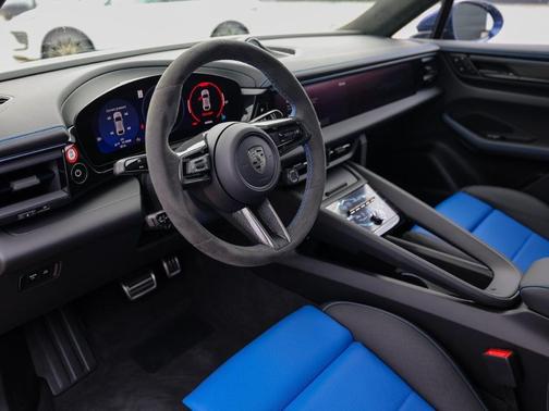 2025 Porsche Macan Turbo