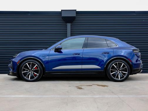 2025 Porsche Macan Turbo