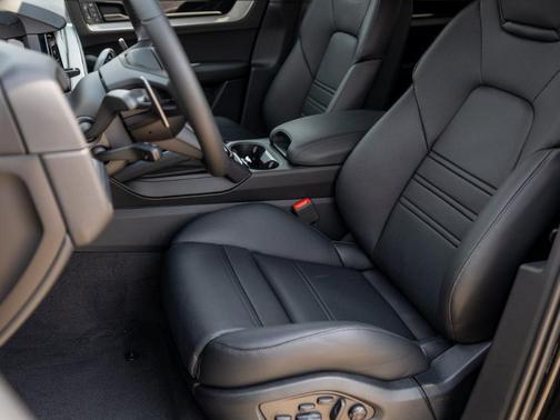 2025 Porsche Cayenne AWD