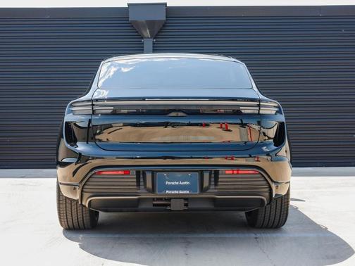 2025 Porsche Macan Turbo