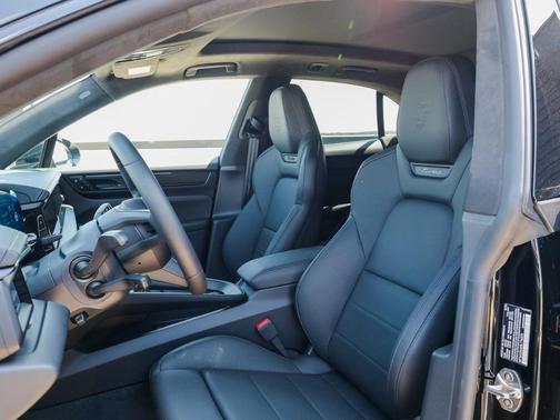 2025 Porsche Macan Turbo