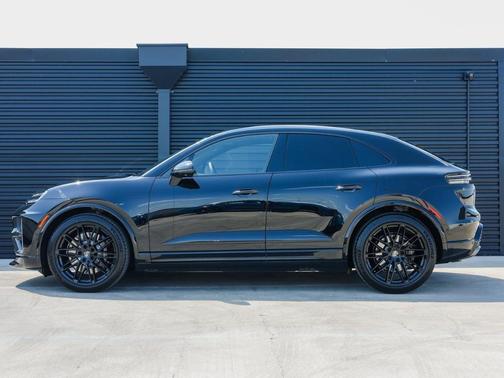 2025 Porsche Macan Turbo