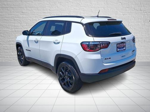 Bright White Clearcoat 2026 Jeep Compass Latitude