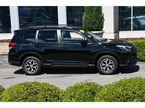 Crystal Black Silica 2022 Subaru Forester Premium