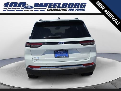 Bright White Clearcoat 2023 Jeep Grand Cherokee BASE