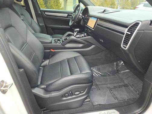 2023 Porsche Cayenne Platinum Edition