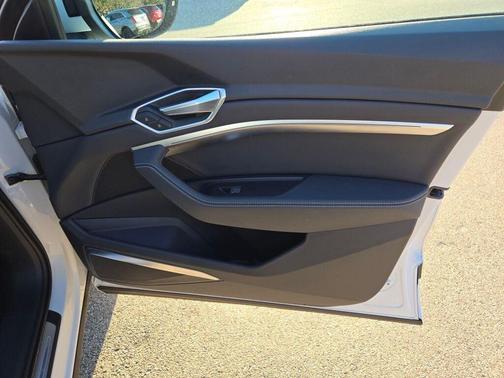 2022 Audi e-tron Premium Plus