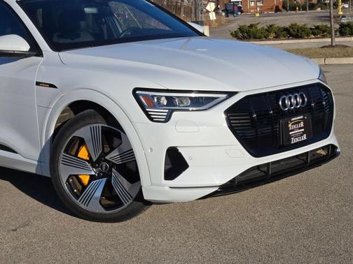 2022 Audi e-tron Premium Plus
