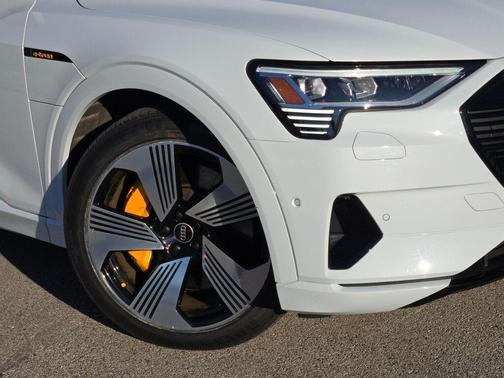 2022 Audi e-tron Premium Plus