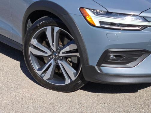 2024 Volvo V60 Cross Country B5 Plus