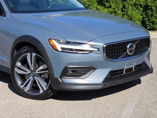 2024 Volvo V60 Cross Country B5 Plus