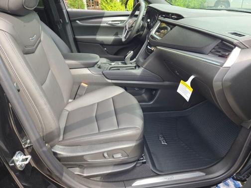 Stellar Black Metallic 2025 Cadillac XT5 Luxury