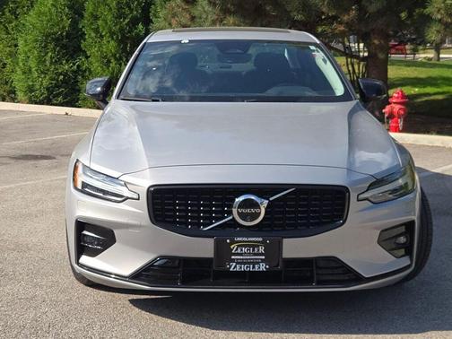 2024 Volvo S60 B5 Plus Dark Theme